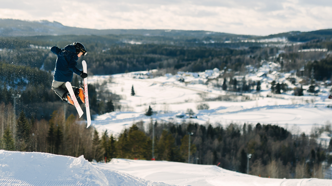Bild som visar skidåkare som hoppar med slalomskidor.  Foto: Madeleine Englund