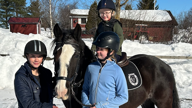 Bild som visar ponnyn Prins med ryttare och
ledare. Foto: Elin Nilsson 