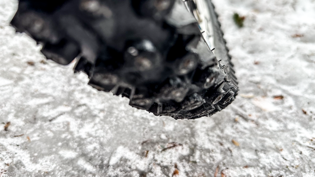Bild som visar dubbdäck för cykel på is.
Foto: Mari R. Nordstrand 