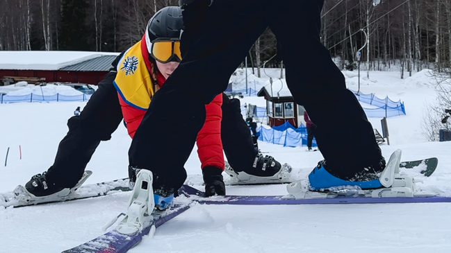 Bild som visar skidlärare och elev, som lär sig ploga med slalomskidor. Foto: Mari R. Nordstrand